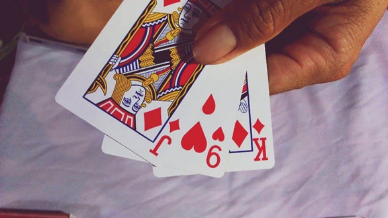 Mỗi người chơi nhận được tối đa 3 lá bài